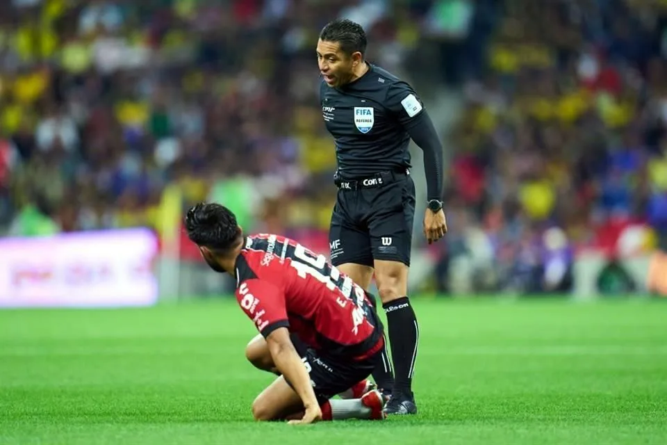 Árbitro Cáceres suspendido de la Liguilla por error en América-Atlas