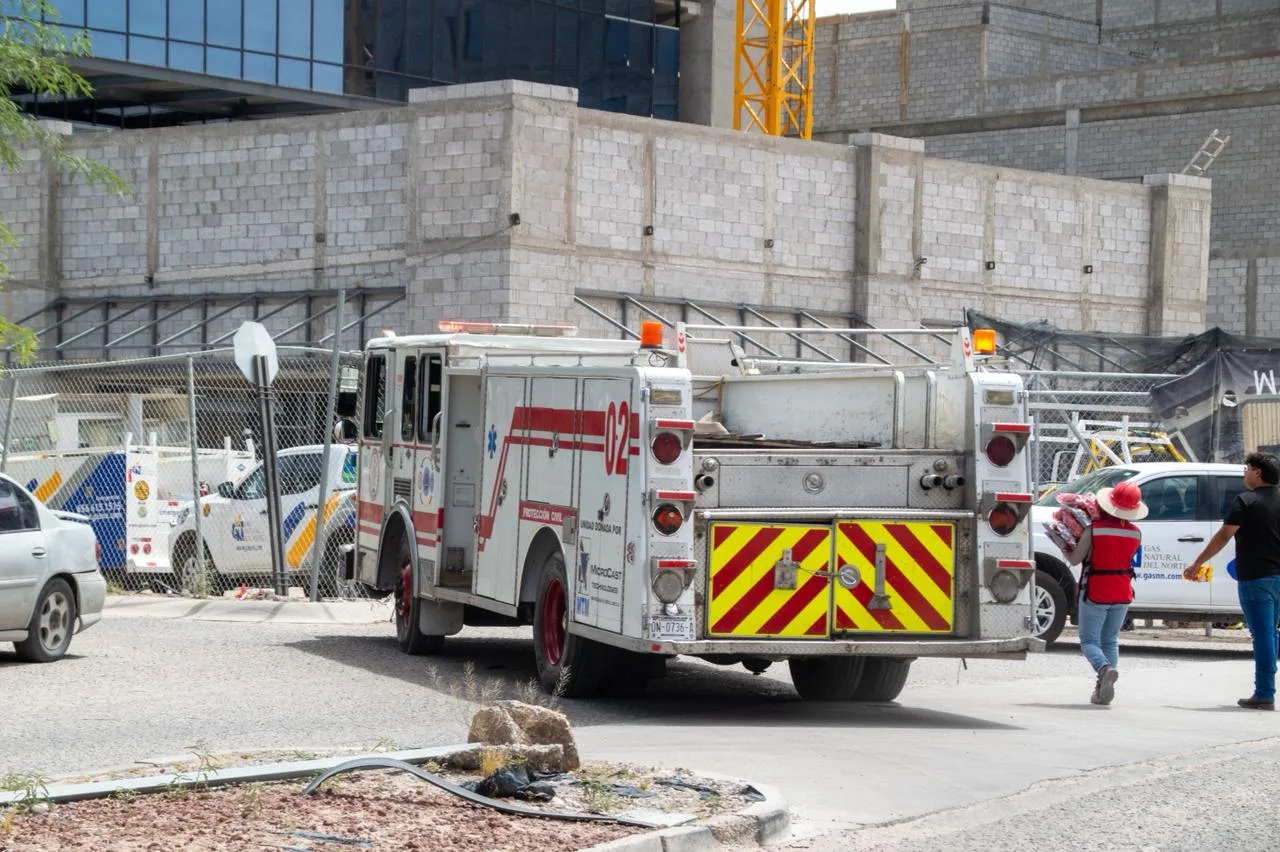 Bomberos atiende fuga de gas en construcción de Torre Quórum