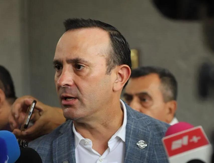 Carlos de la Fuente presenta iniciativa para sancionar funcionarios que difundan información falsa