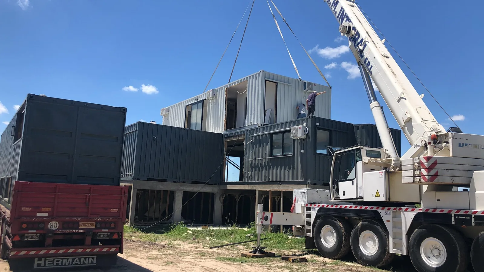 Construyeron una mansión con once containers en el campo con vista al río