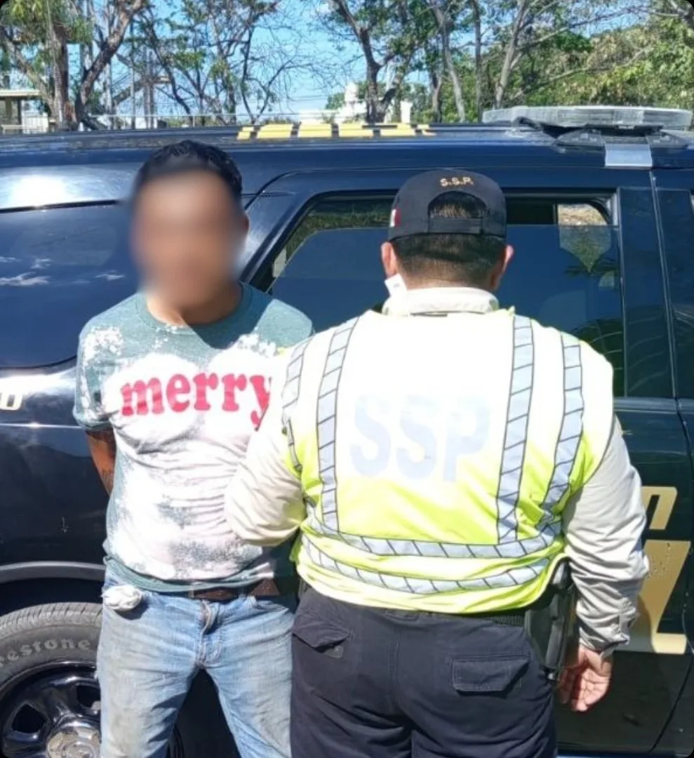 Detienen a hombre por abuso sexual a menor en transporte público en Mérida