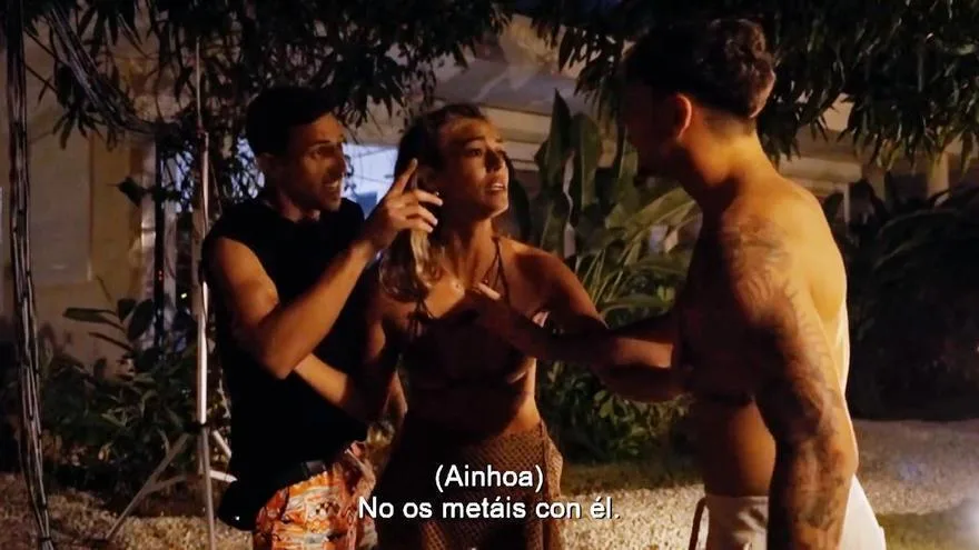 El primer beso de 'La isla de las tentaciones 10' desata la fuga de Atamán hacia Villa Deseo