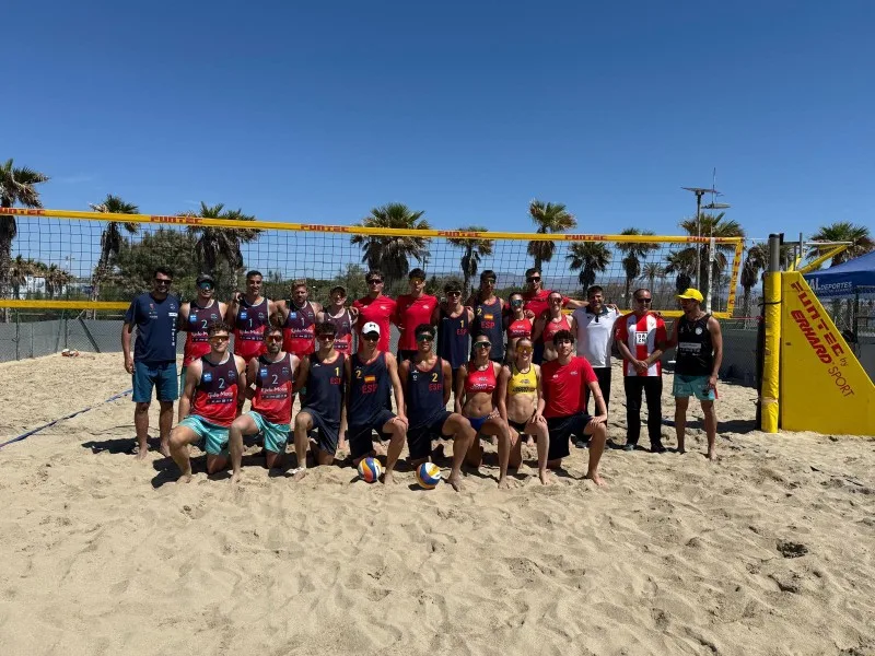La selección española femenina de vóley playa se entrena en Almería