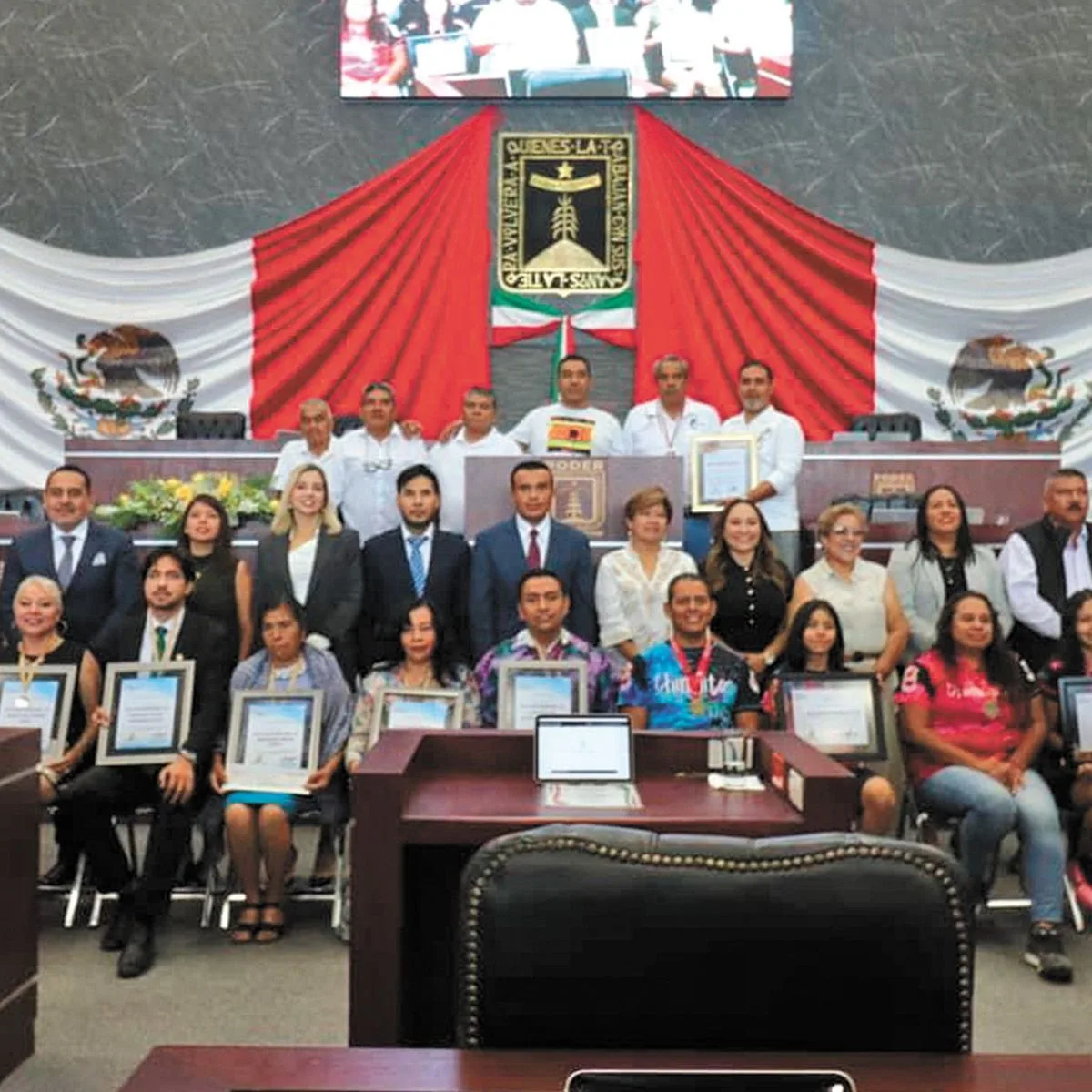 Morelos premia a deportistas y emprendedores destacados en ceremonia legislativa