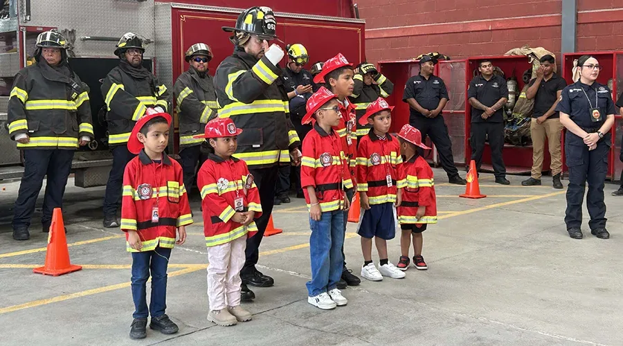 Niños viven la experiencia de ser bomberos en celebración del Día del Niño en Reynosa