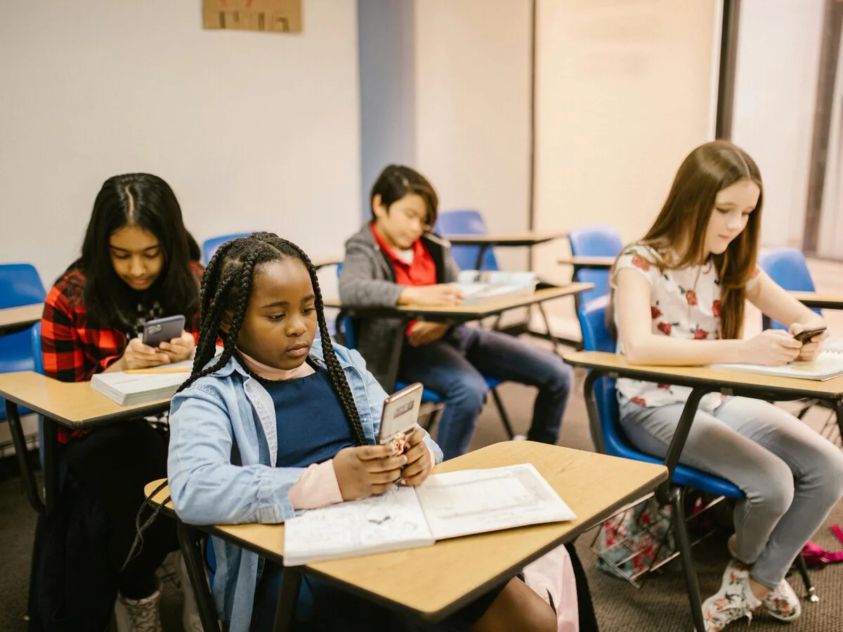 Nuevo León regula celulares en clase sin prohibirlos completamente