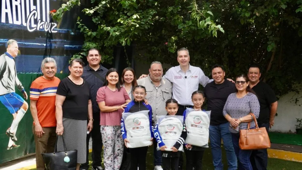 Senador Waldo Fernández entrega apoyo económico a gimnastas de Nuevo León rumbo a Valencia