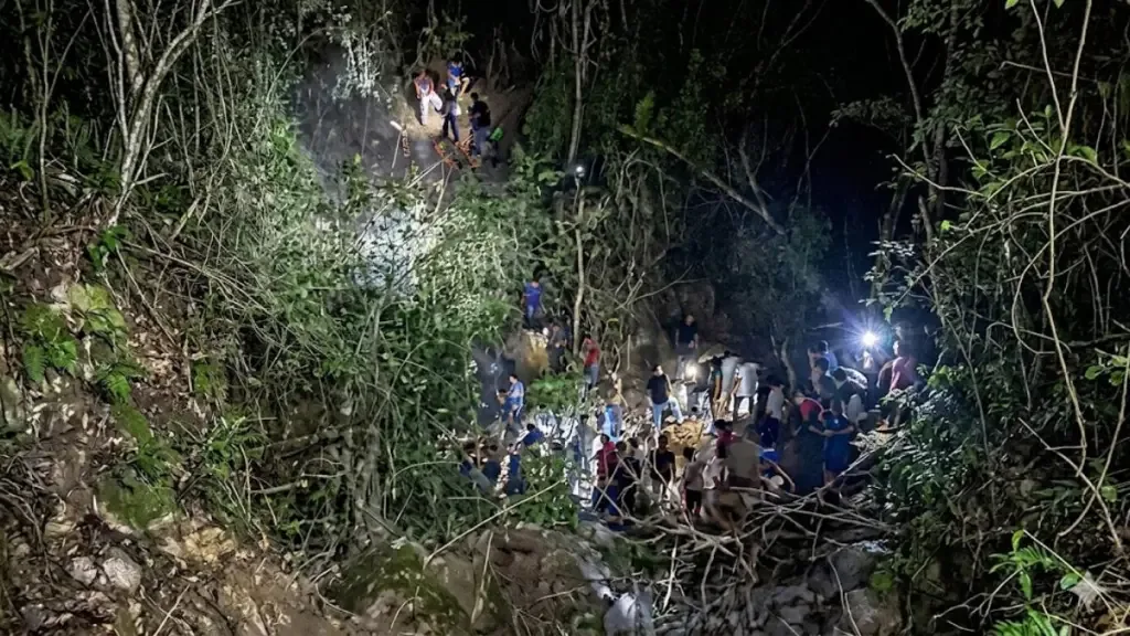 Accidente en Hidalgo deja dos muertos y varios heridos tras caída de camioneta con peregrinos