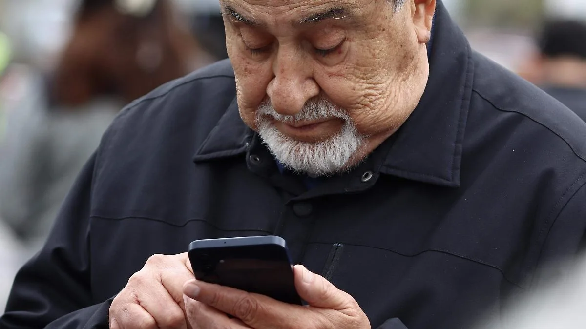 Adultos mayores amplían su uso de internet pero desconfían de fraudes digitales
