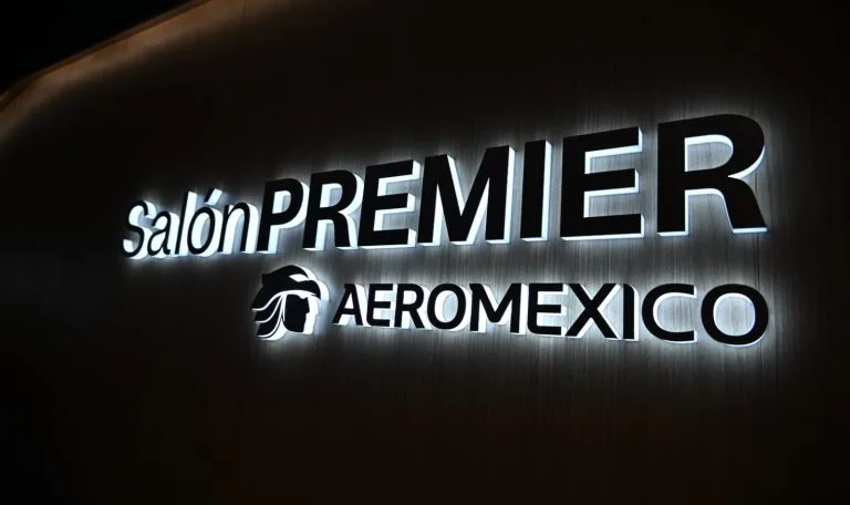 Aeroméxico inaugura su renovado Salón Premier Internacional con diseño y arte mexicano