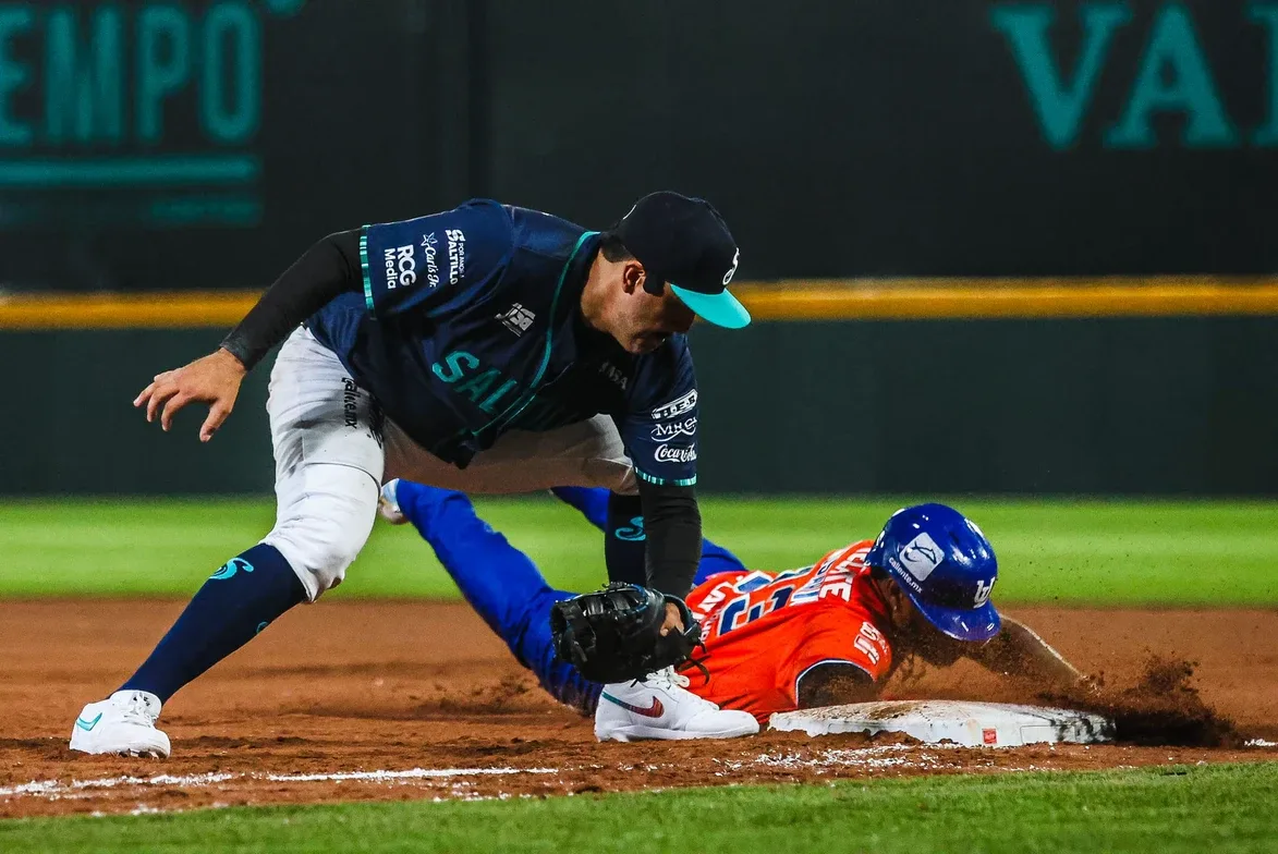 Algodoneros remonta y vence a Saraperos 10-9 en el tercer juego de la serie