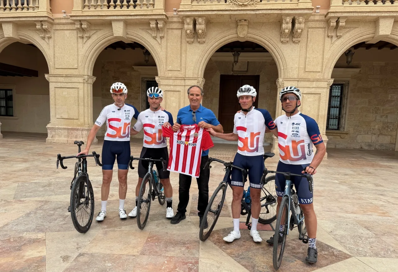 Almería recibe a ciclistas que pedalean para financiar investigación sobre enfermedad de Elenita