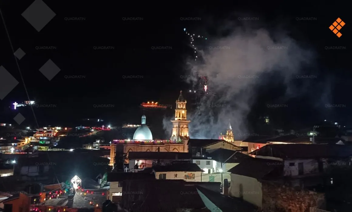 Angangueo celebra al Señor del Santo Entierro con pirotecnia y procesión nocturna