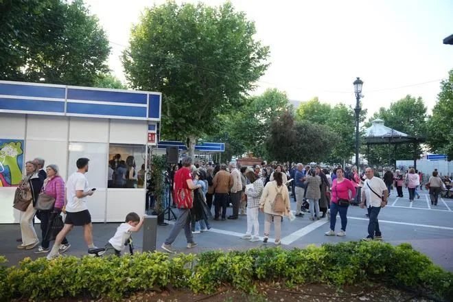 Apertura oficial de la Feria del Libro de Badajoz 2026 con gran concurrencia y actividades culturales