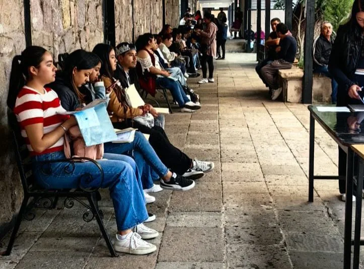 Arranca sin problemas la entrega de fichas para ingreso a Normales en Michoacán