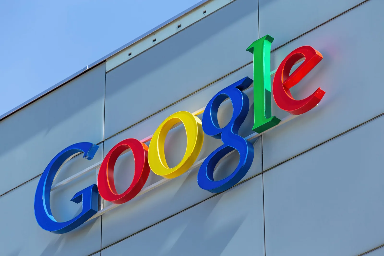 Denuncian a Google, Meta y TikTok por insuficiente protección frente a fraudes financieros