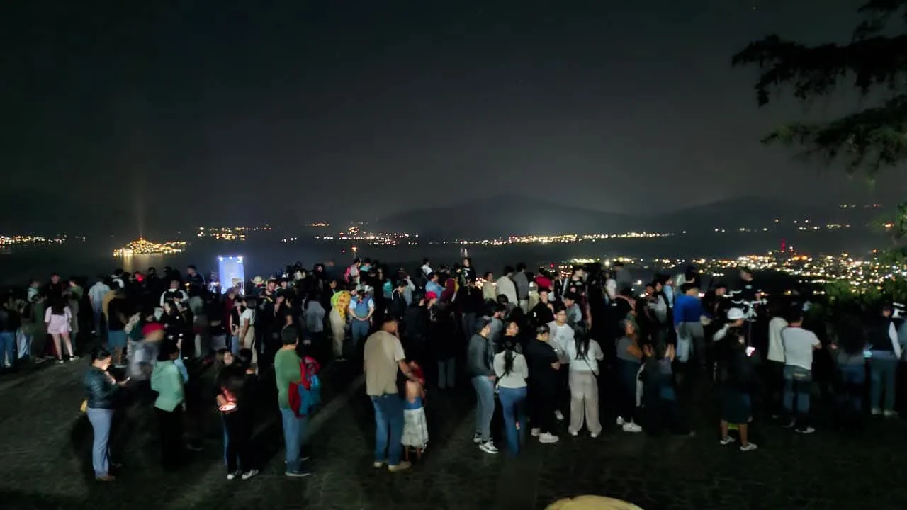 Cerca de 3 mil personas exploran el cosmos en evento astronómico de Pátzcuaro