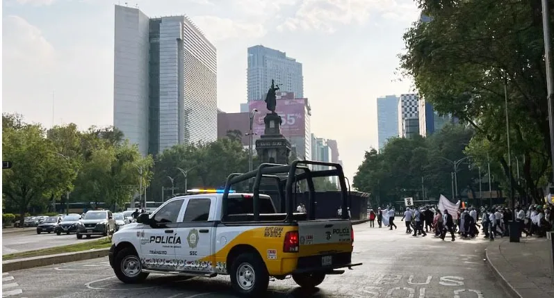 Jubilados y maestros de la CNTE protagonizan marchas simultáneas en CDMX