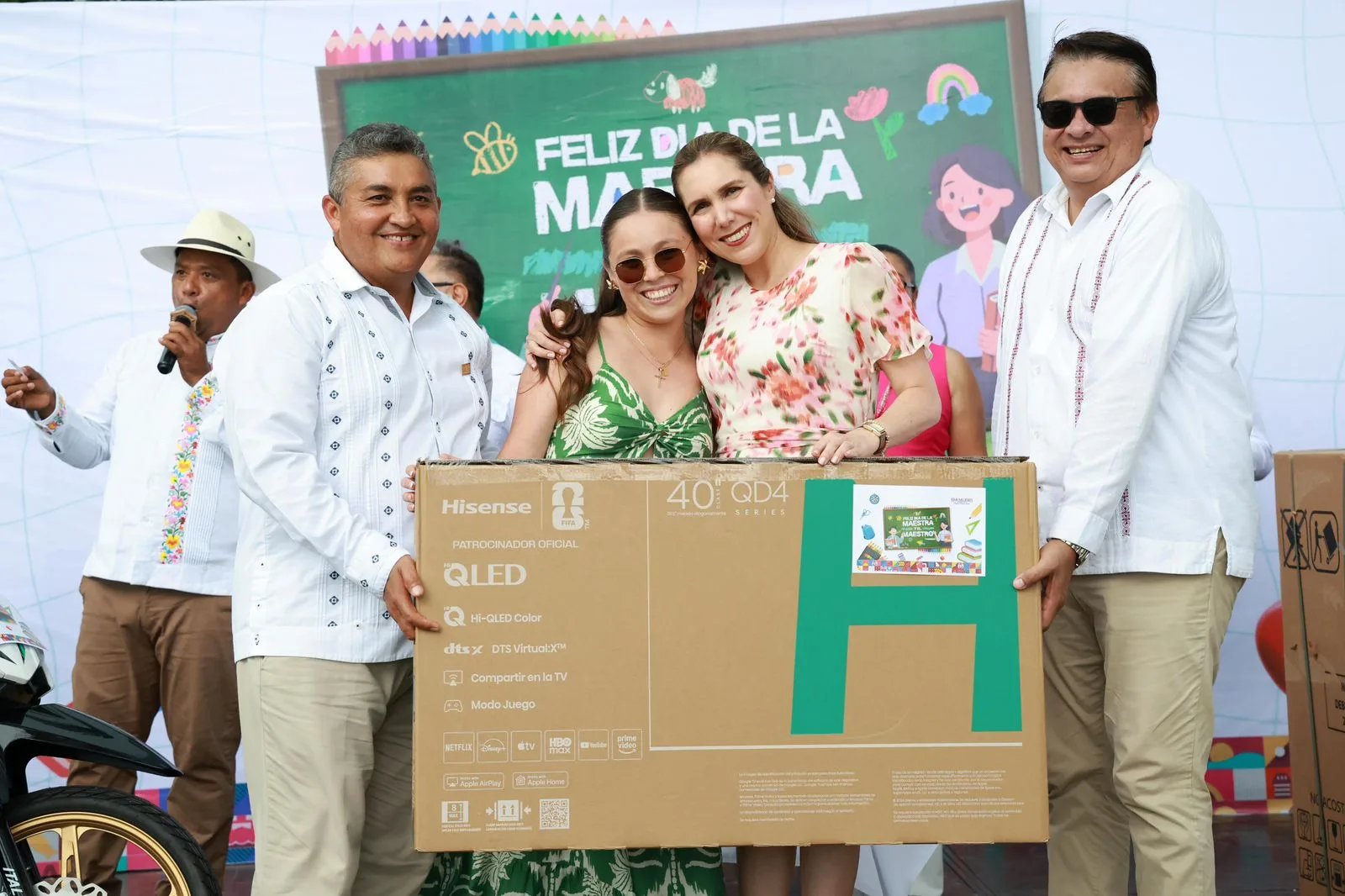 Atenea Gómez Ricalde reconoce a docentes isleños en el Día del Maestro