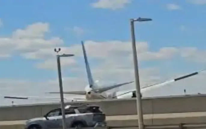 Avión de United Airlines choca contra un camión al aterrizar en Newark