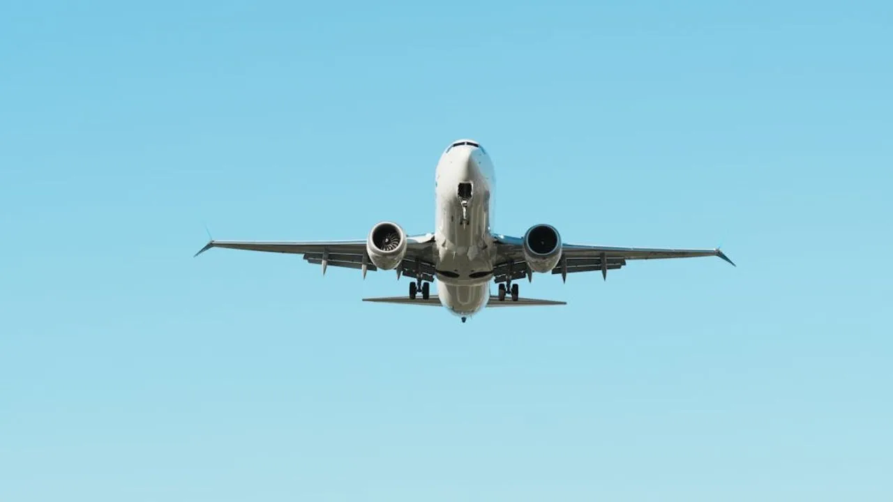 Avión de United Airlines impacta un poste de luz durante aterrizaje en Newark