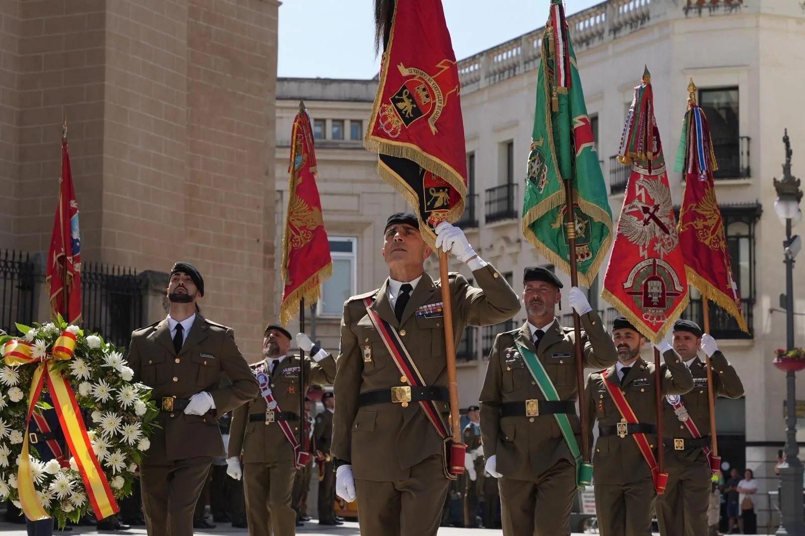 Badajoz celebra el Día de las Fuerzas Armadas con un emotivo homenaje a la bandera