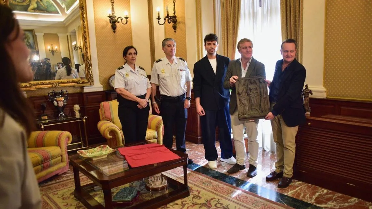 Badajoz recupera una placa robada de Enrique Pérez Comendador tras 27 años desaparecida