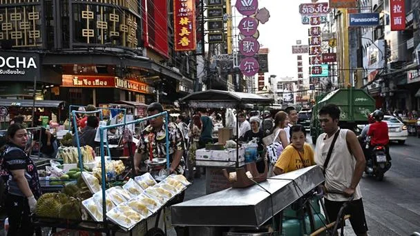 Bangkok restringe puestos de comida callejera y rehúsa su permanencia en aceras