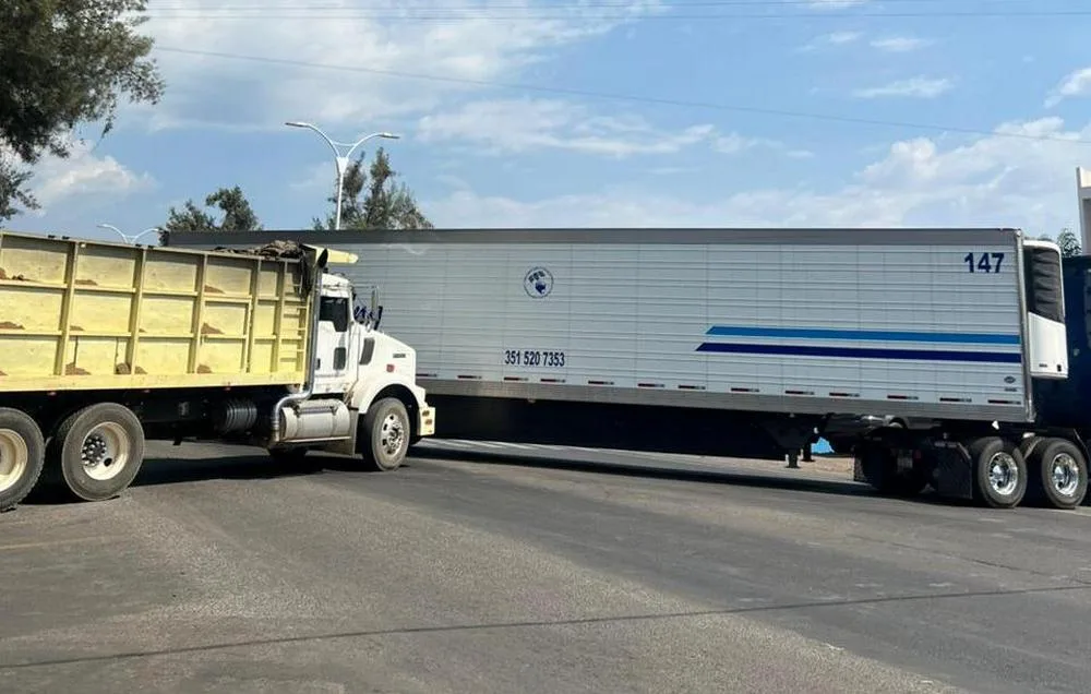 Bloquean carretera en Michoacán para exigir búsqueda de dos adolescentes desaparecidos