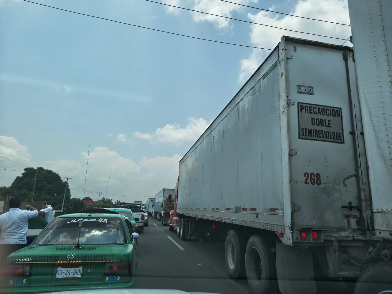 Bloqueo afecta circulación en carretera hacia Talismán desde Tapachula