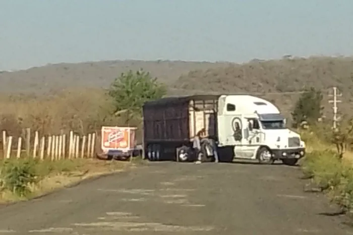 Bloqueos y ponchallantas complican la circulación en la carretera Jacona-Jiquilpan