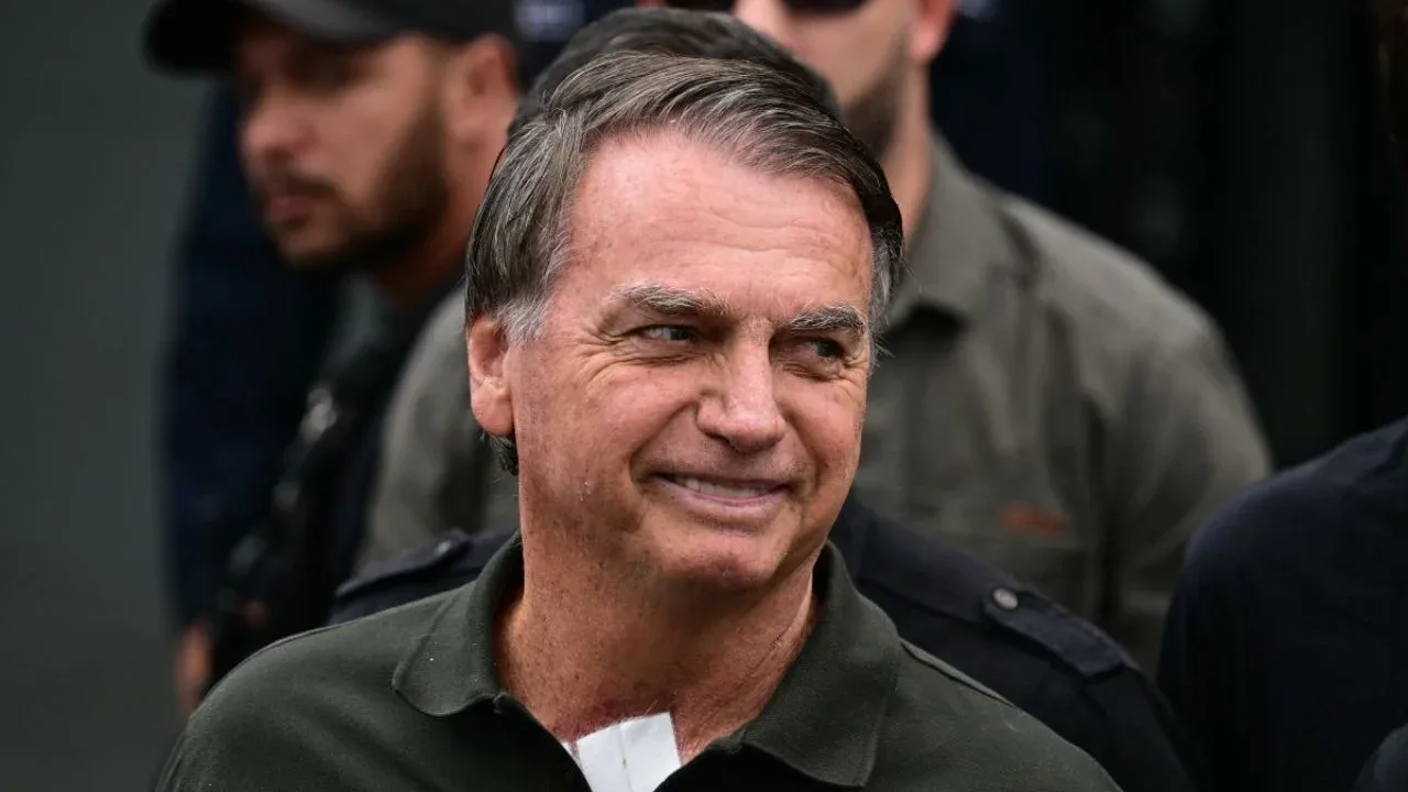 Bolsonaro se somete a cirugía de hombro mientras cumple arresto domiciliario en Brasil