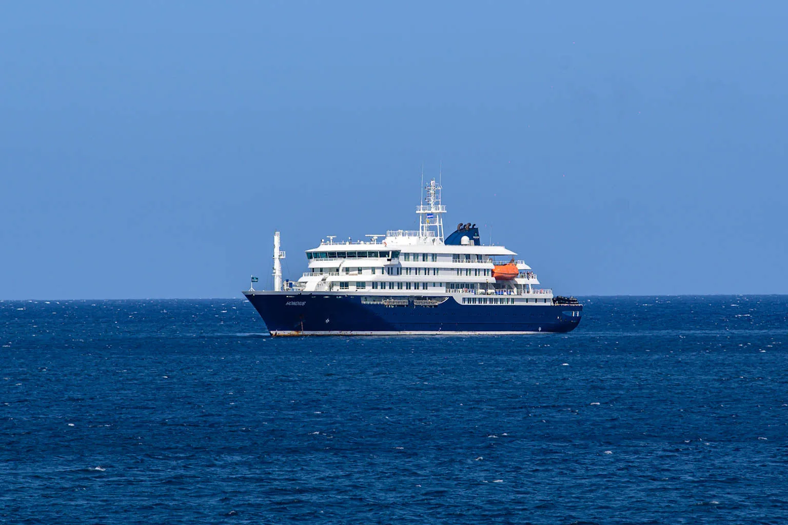 Brote de hantavirus en crucero deja tres muertos y activa alerta internacional