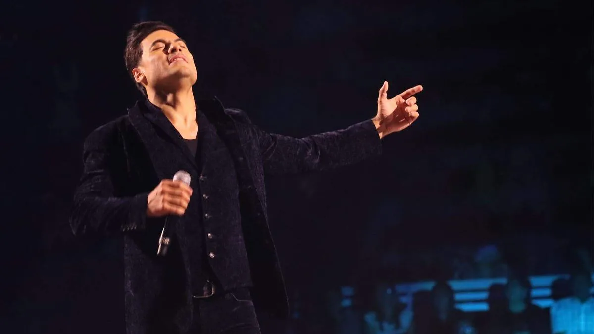 Carlos Rivera honra la memoria de su padre en un emotivo concierto que conecta con sus seguidores
