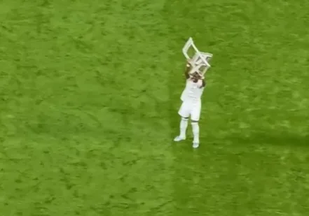 Carvajal y Alaba se despiden del Real Madrid con emotivos homenajes en su último partido