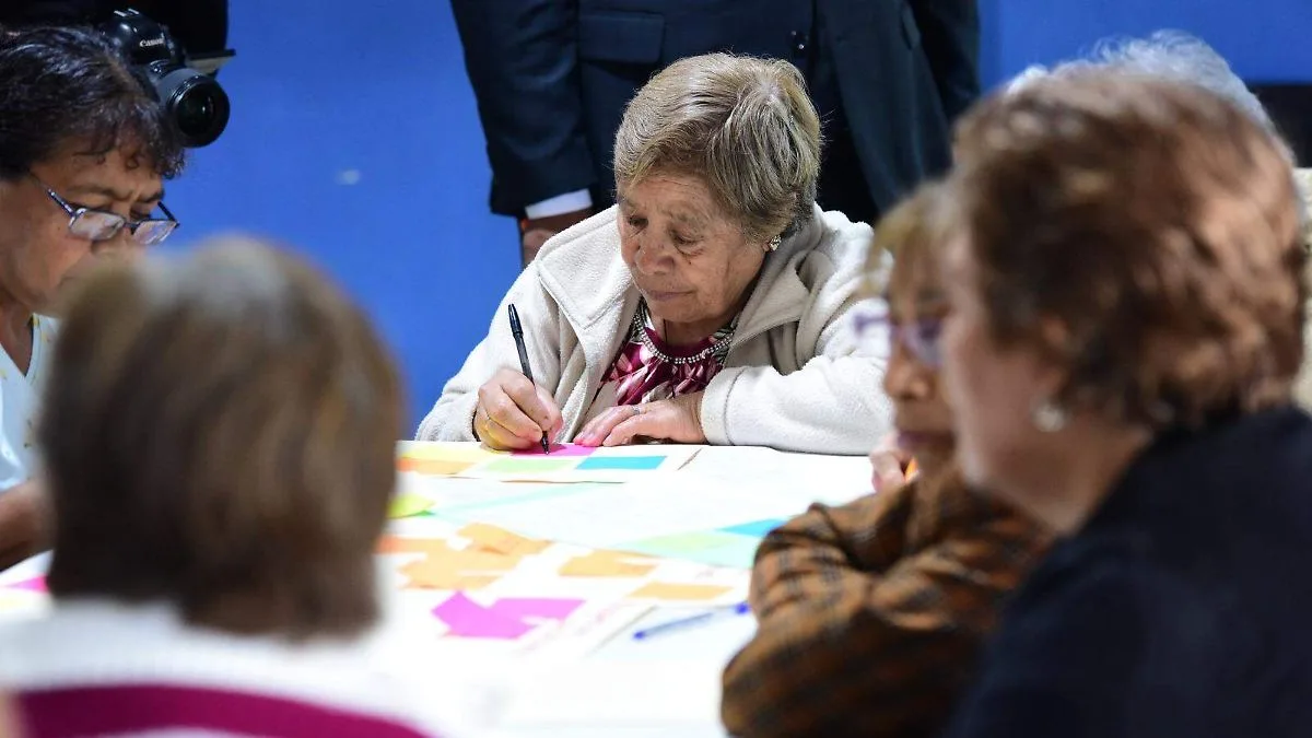 Cerca de 200 mil adultos aprendieron a leer en cinco años; objetivo 4 millones