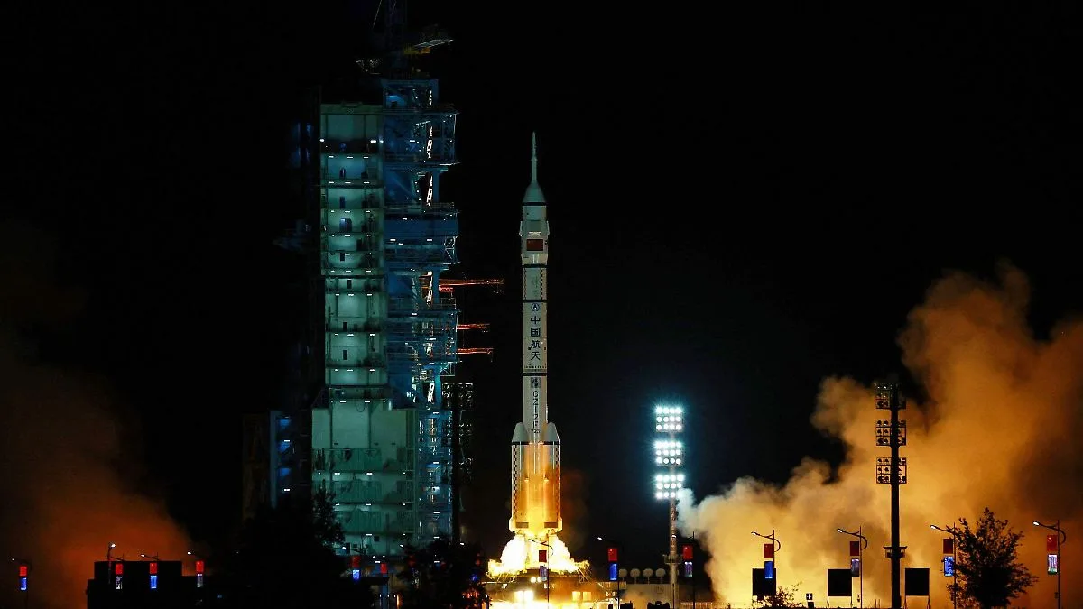 China envía astronauta en misión de un año rumbo a la Luna