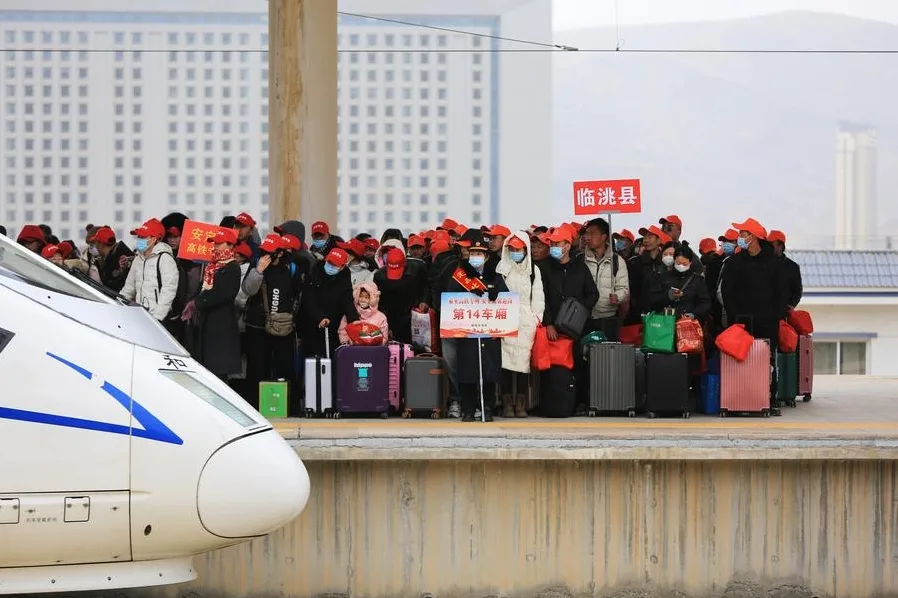 China facilita la integración urbana de 150 millones de migrantes rurales desde 2014