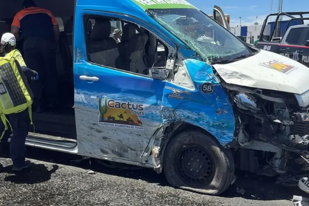 Choque entre camión y camioneta turística bloquea carretera en Todos Santos