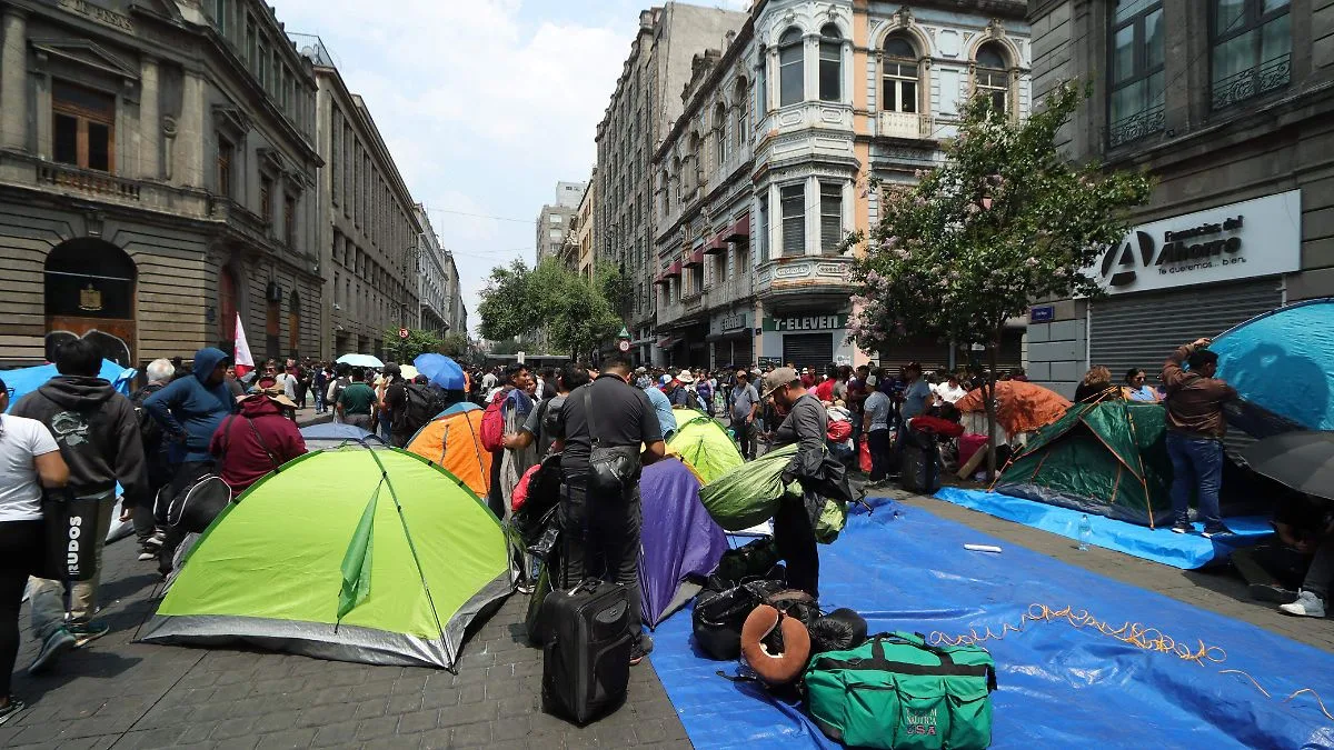 CNTE mantiene plantón indefinido en avenida 5 de Mayo tras enfrentamiento con antimotines