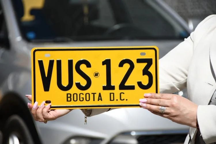 Cómo solicitar el duplicado de placa vehicular en Colombia: requisitos y costos