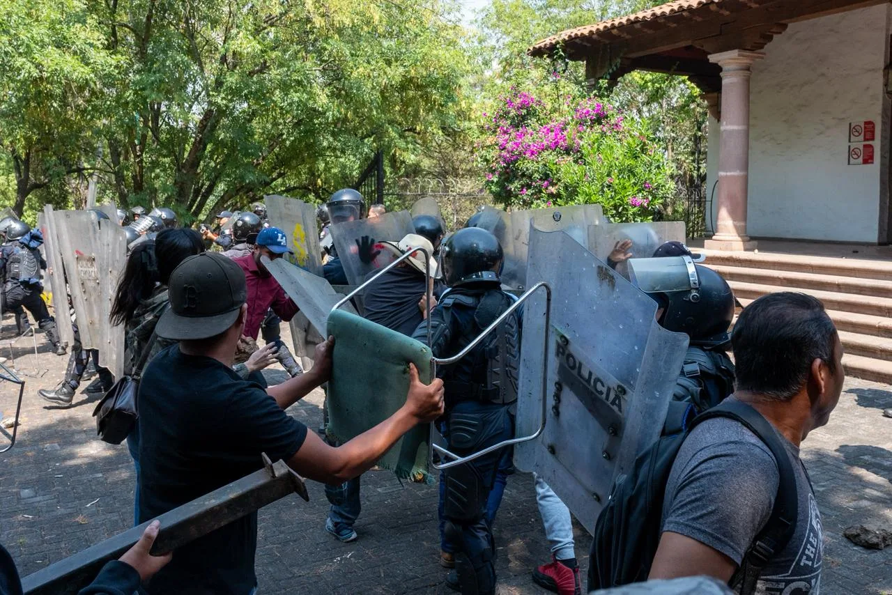 Comuneros de Sevina protestan en Casa Michoacán y se enfrentan a policías