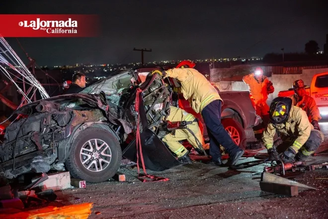 Conductor queda atrapado tras chocar y derribar poste de luz en Pinos de Agüero