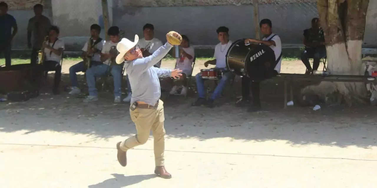 Constancia del Rosario inaugura gradas en su cancha de pelota mixteca