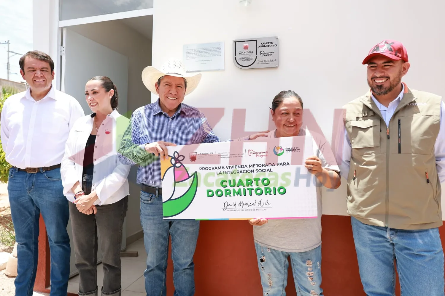 David Monreal entrega cuartos dormitorio en Miguel Auza para reducir hacinamiento