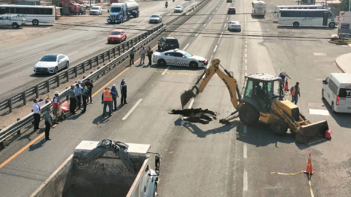 Deficiencias en el drenaje municipal causaron socavón en carretera federal de Silao