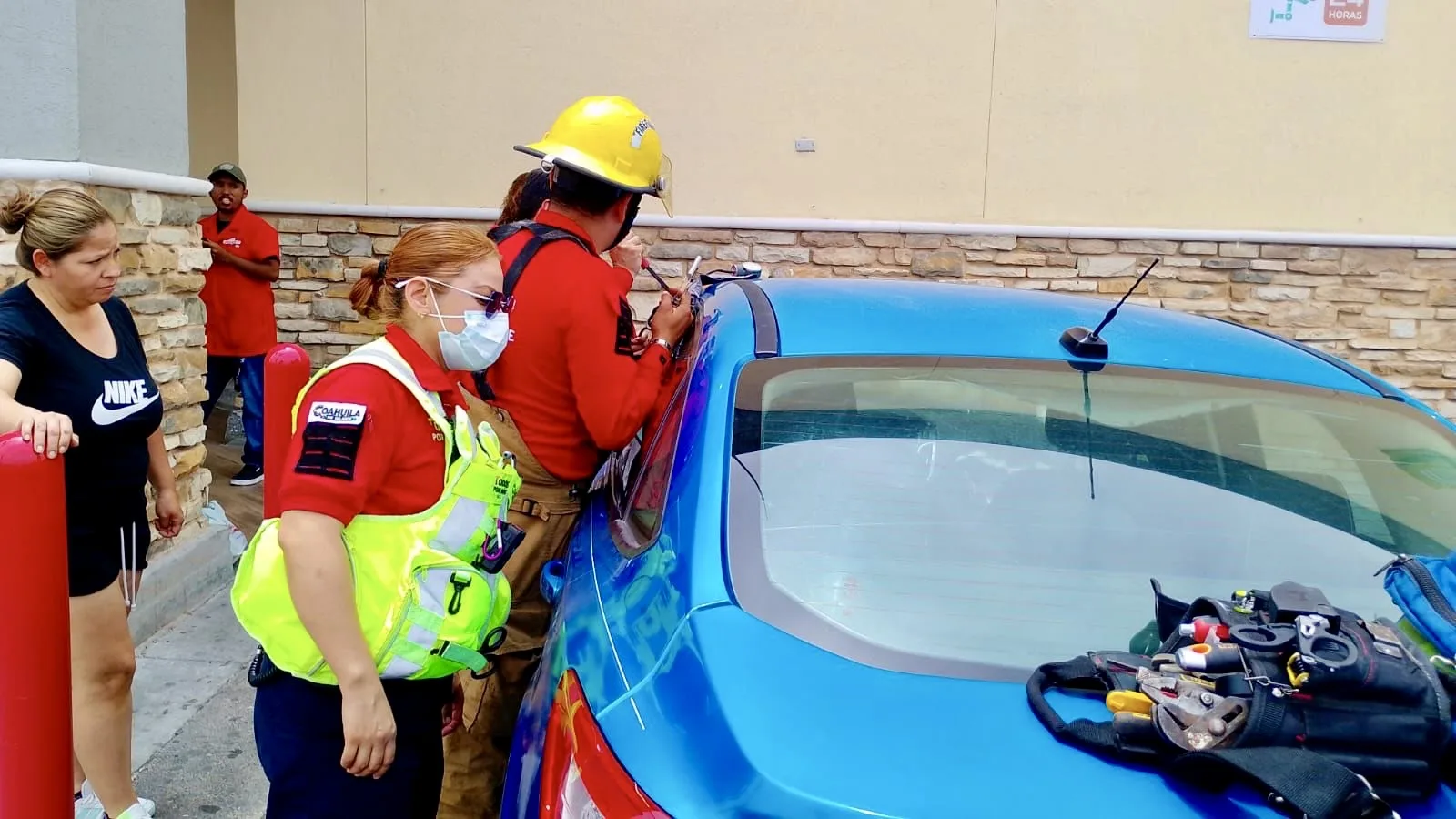 Dejan a bebé y niño solos en auto bajo altas temperaturas en Ramos Arizpe