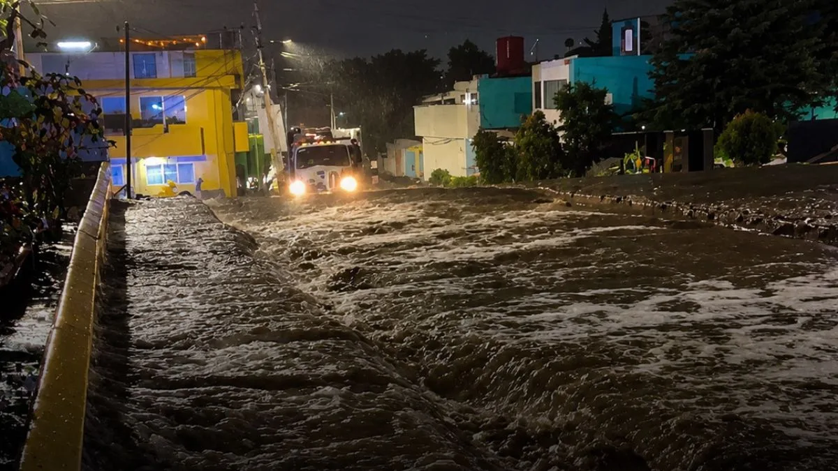 Desbordamiento del Río Hondo paraliza vialidades y expone problemas hidráulicos en Naucalpan