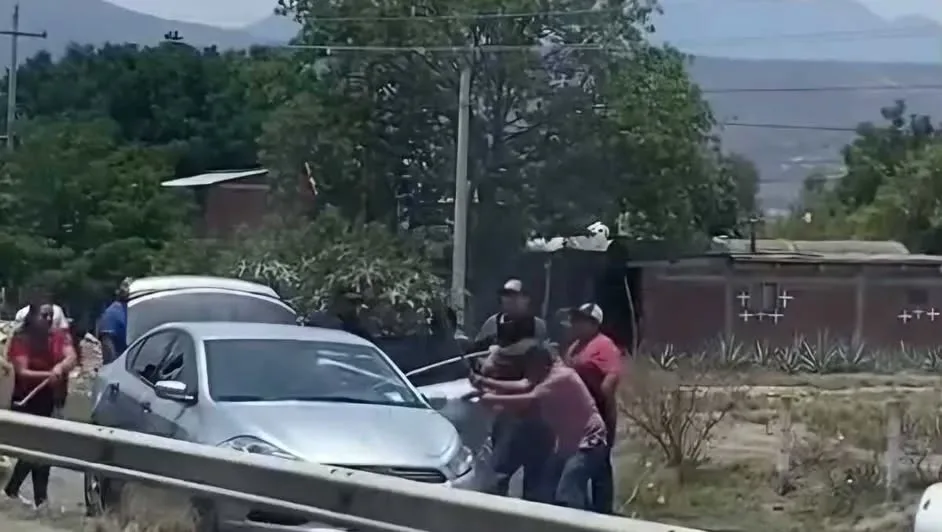 Detienen a director de policía y escolta tras uso de armas contra maestros en Mitla