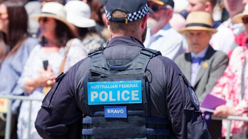 Detienen a exmédico australiano por casi 150 cargos de violación y agresión sexual
